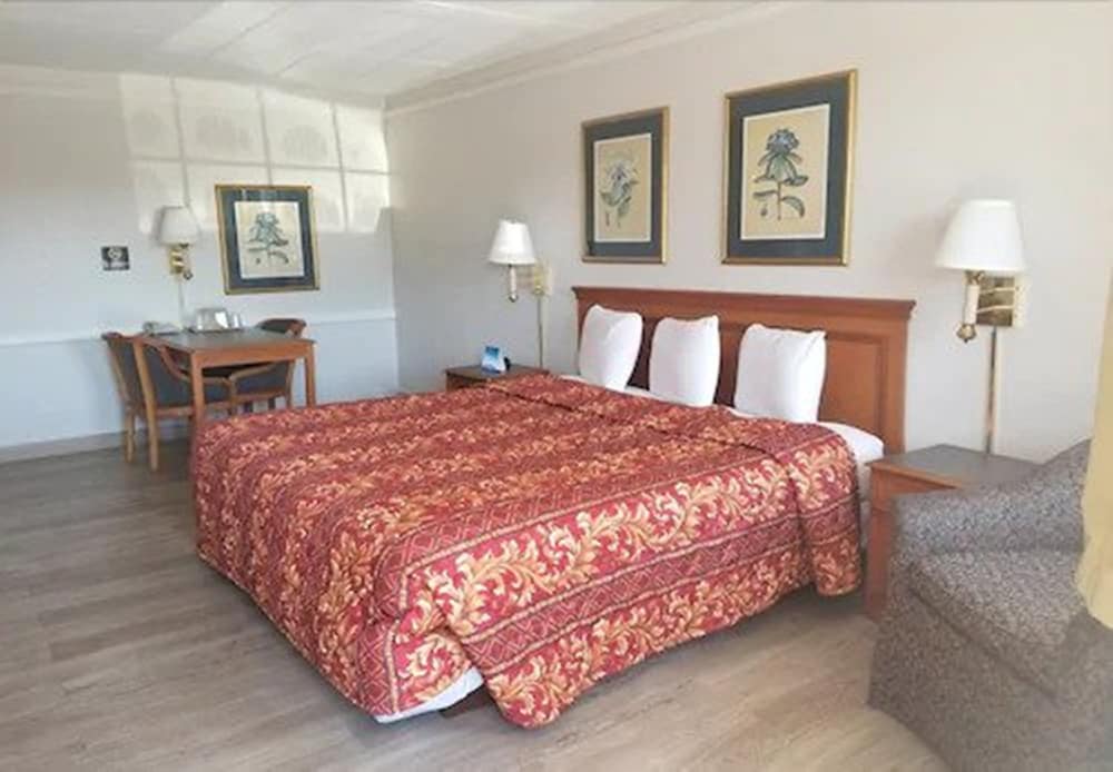 Comfort Room, 1 King Bed, Non Smoking photo 3