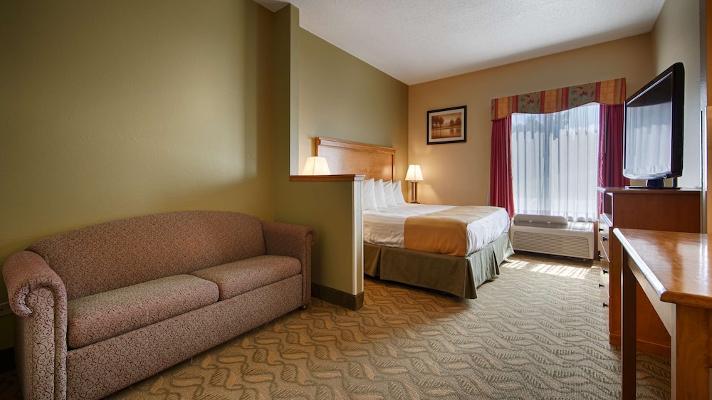 Suite, 1 King Bed with Sofa bed, Non Smoking, Refrigerator & Microwave (with Sofabed) photo 3