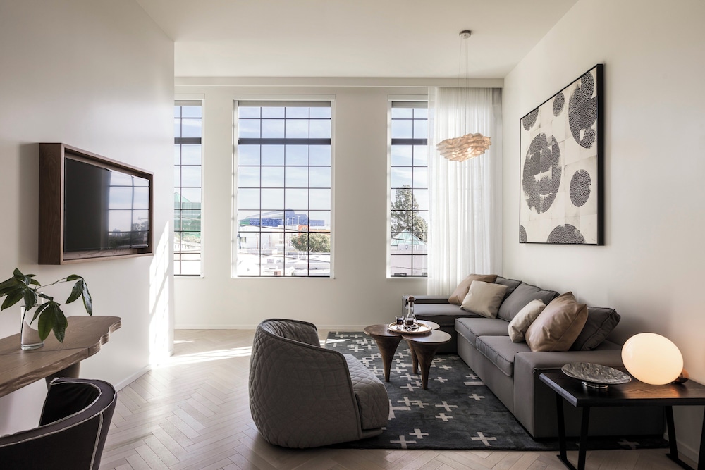 Suite, 1 King Bed with Sofa bed (La Peer)