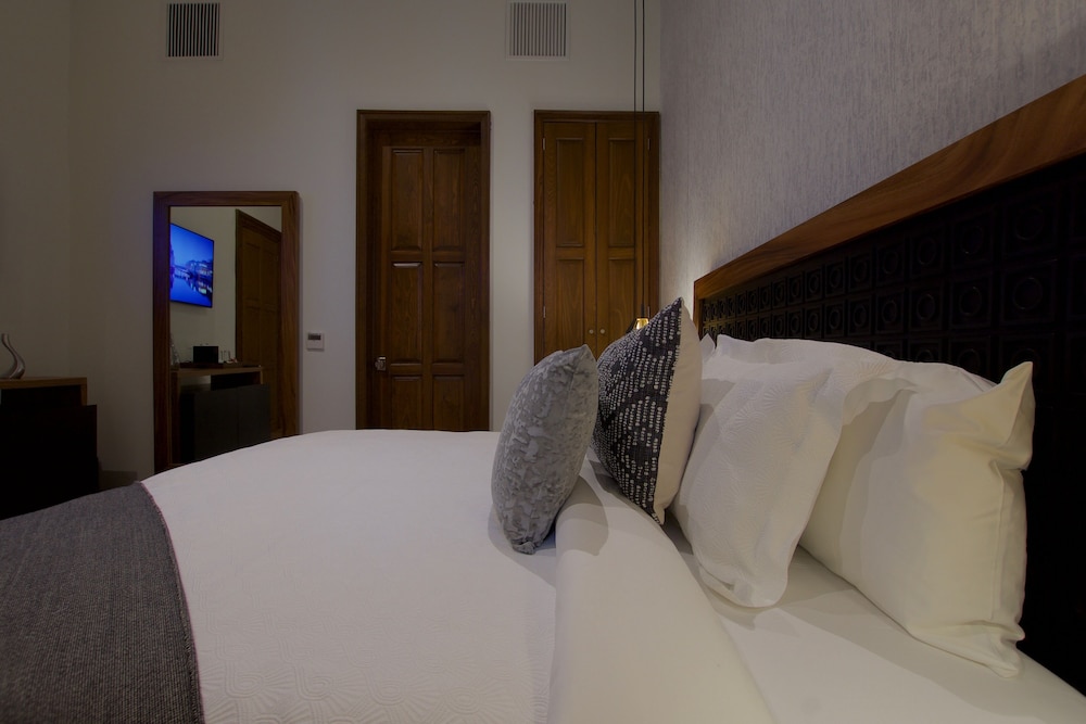 Suite - Photo 3