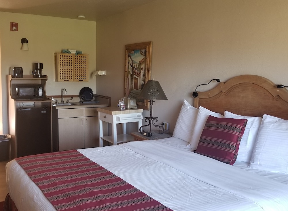 Junior Room, 1 King Bed, Kitchenette photo 1