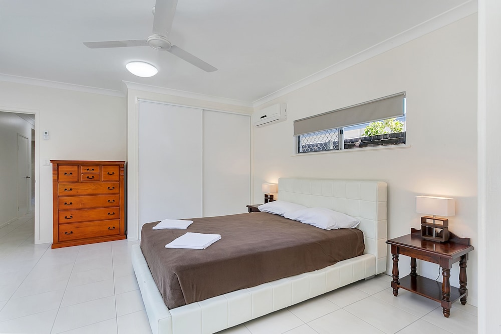 House, 5 Bedrooms, 2 Bathrooms, Pool View photo 1