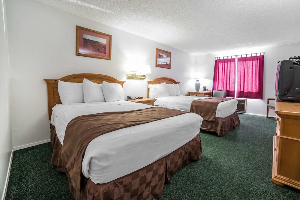 Room, 2 Double Beds, Non Smoking (Pet Friendly) photo 1