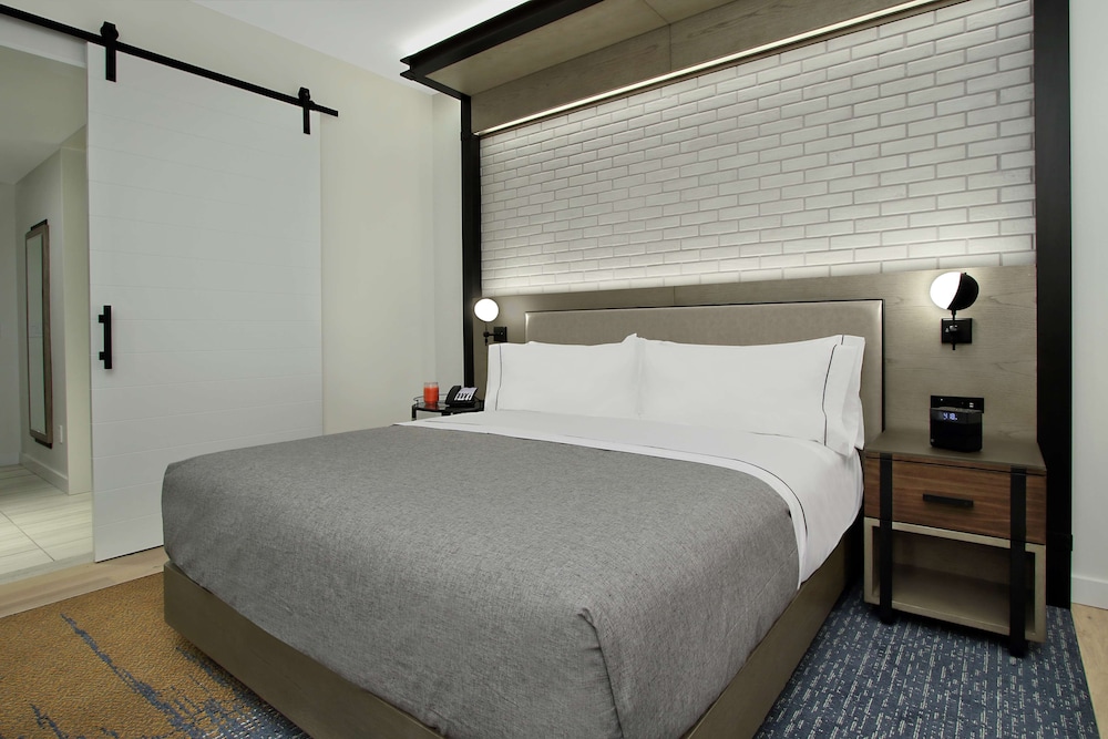 Room, 1 King Bed, Accessible, Bathtub (Hearing & Mobility) - Photo 2