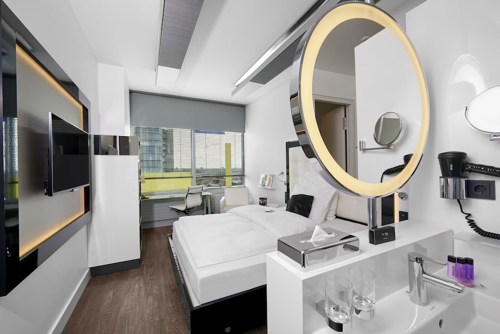 Twin Room (Innside Guestroom) thumbnail 5