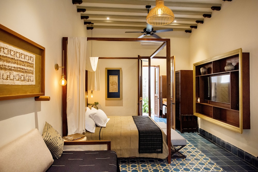 Suite, 1 King Bed, Patio, Pool View