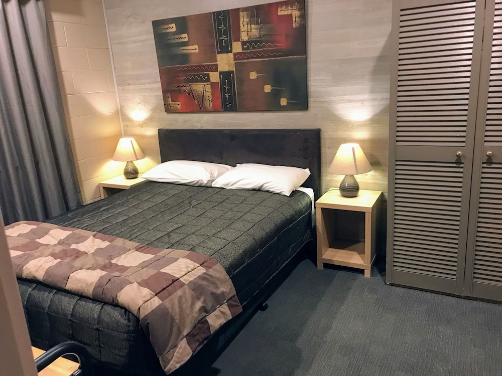 Queen Room photo 2