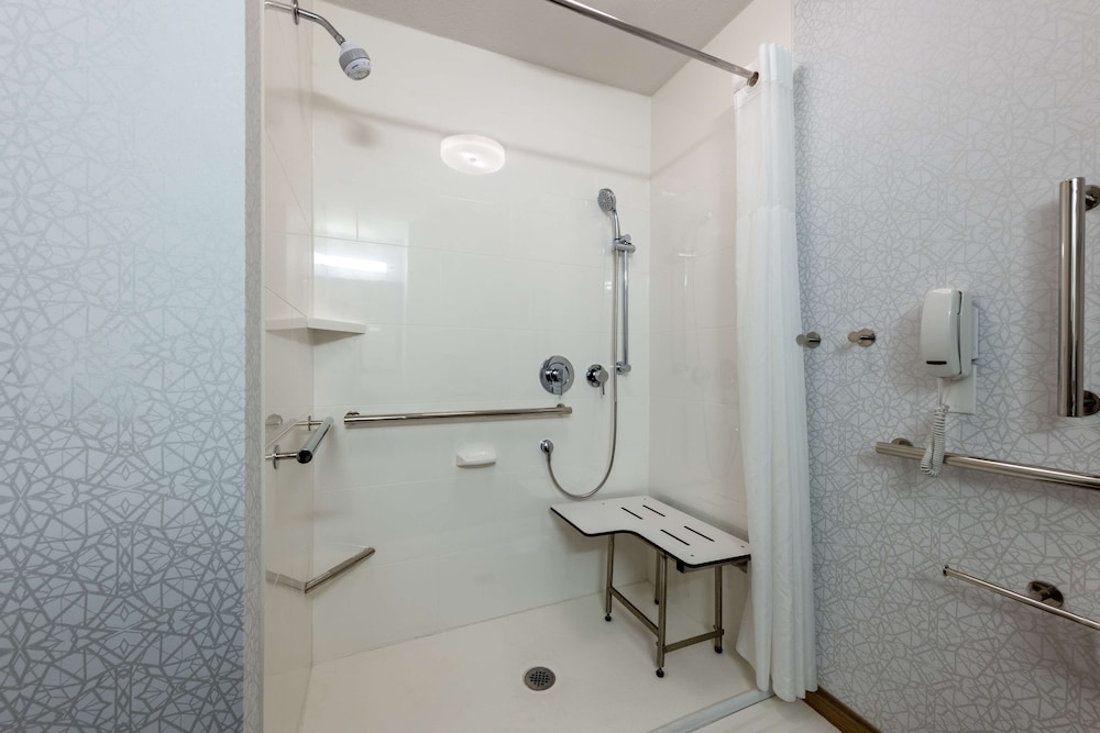 Room, 1 King Bed, Accessible (Hearing) - Photo 4