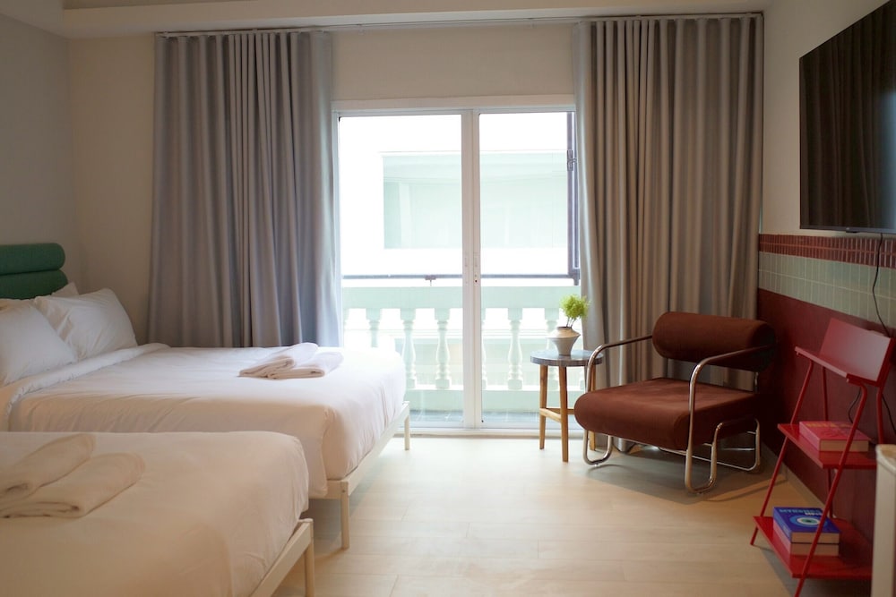 Design Quadruple Room, 2 Queen Beds, Balcony photo 2