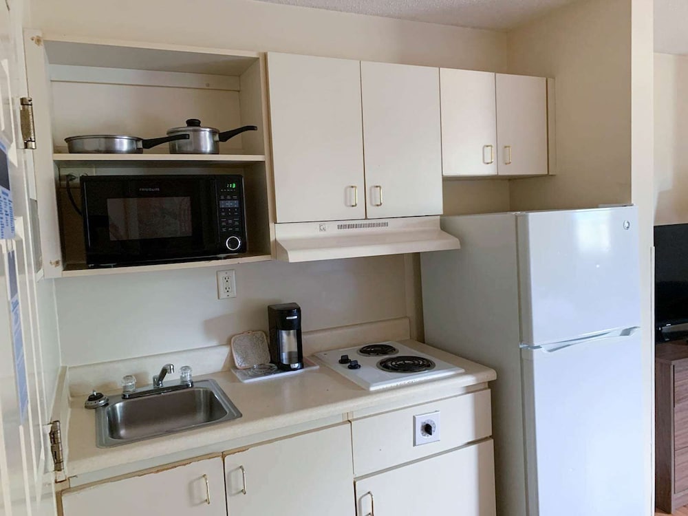 Standard Room, 1 King Bed, Smoking, Kitchenette - Photo 5