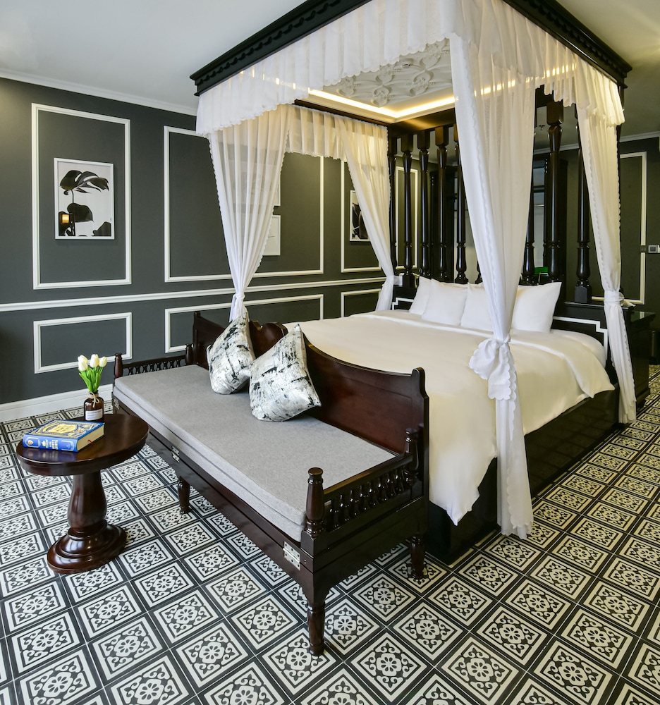 Junior Suite with Balcony - Photo 13
