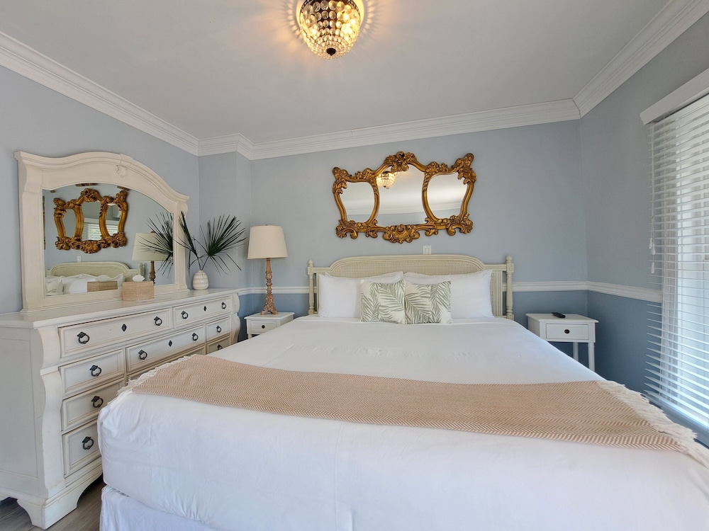 Deluxe Room, 1 King Bed, Ground Floor photo 2