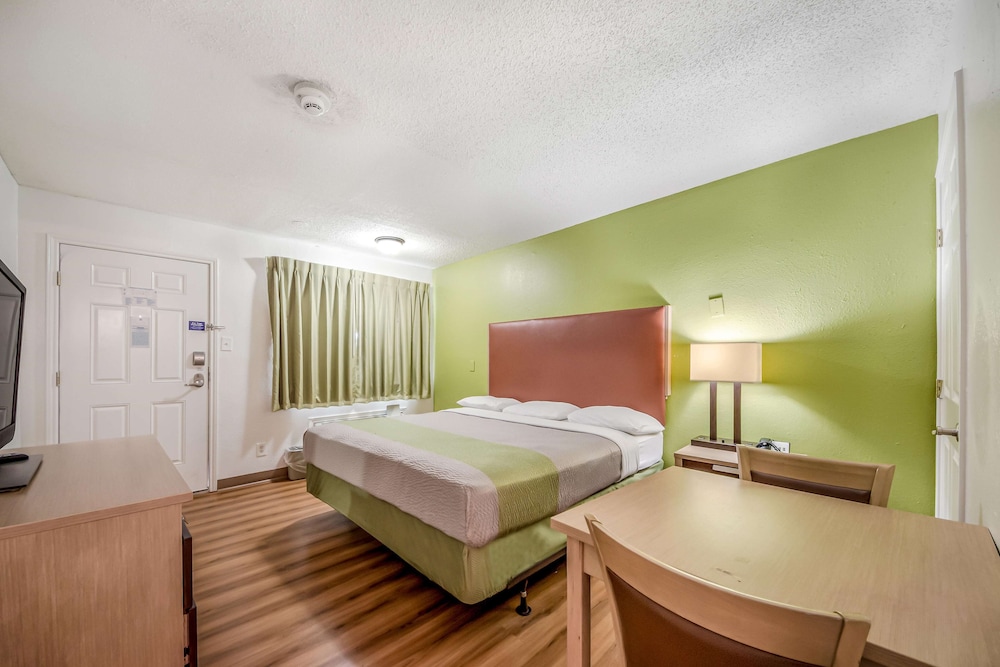 Standard Room, 1 King Bed, Non Smoking, Refrigerator & Microwave - Photo 1