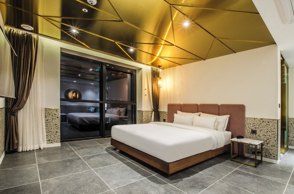 1 Bedroom Suite