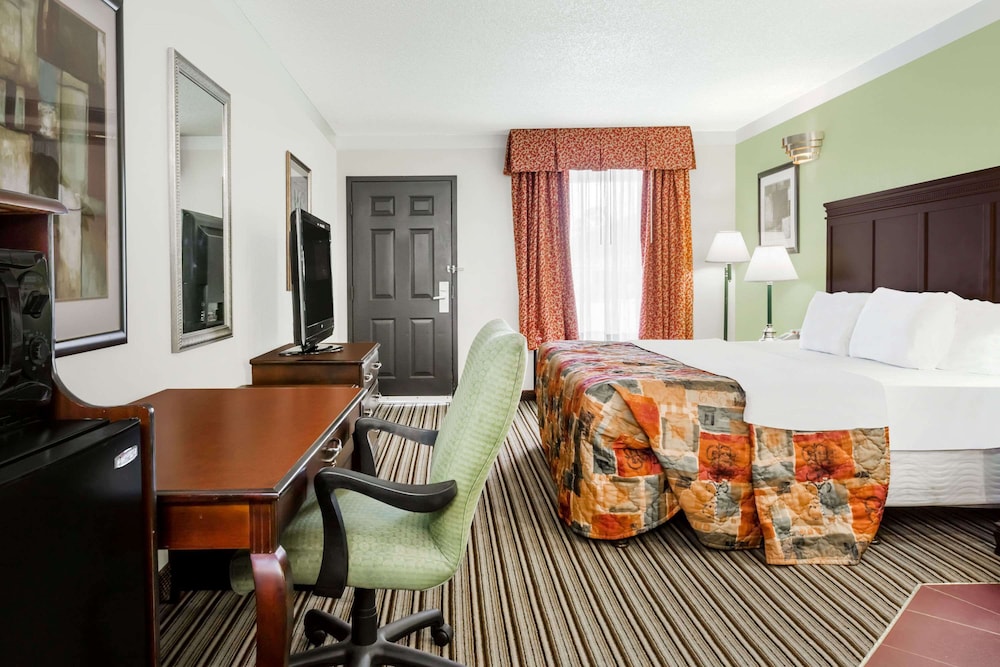 Room, 1 King Bed, Smoking photo 2