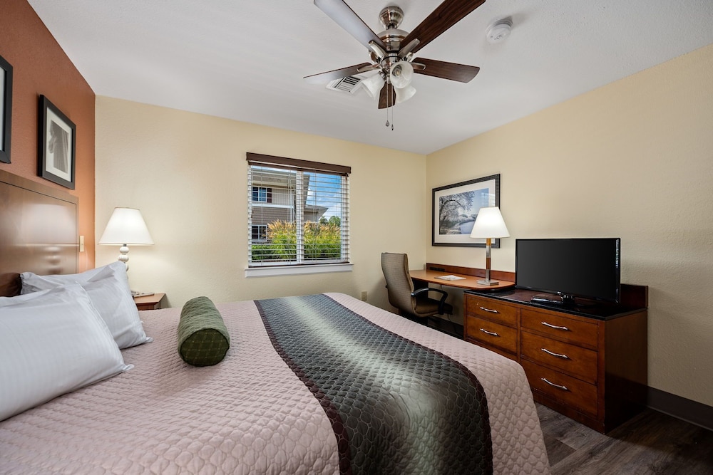 Deluxe Room, 1 King Bed photo 3
