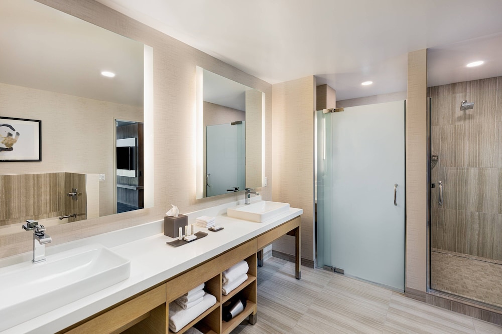 Suite, 1 Bedroom - Photo 4