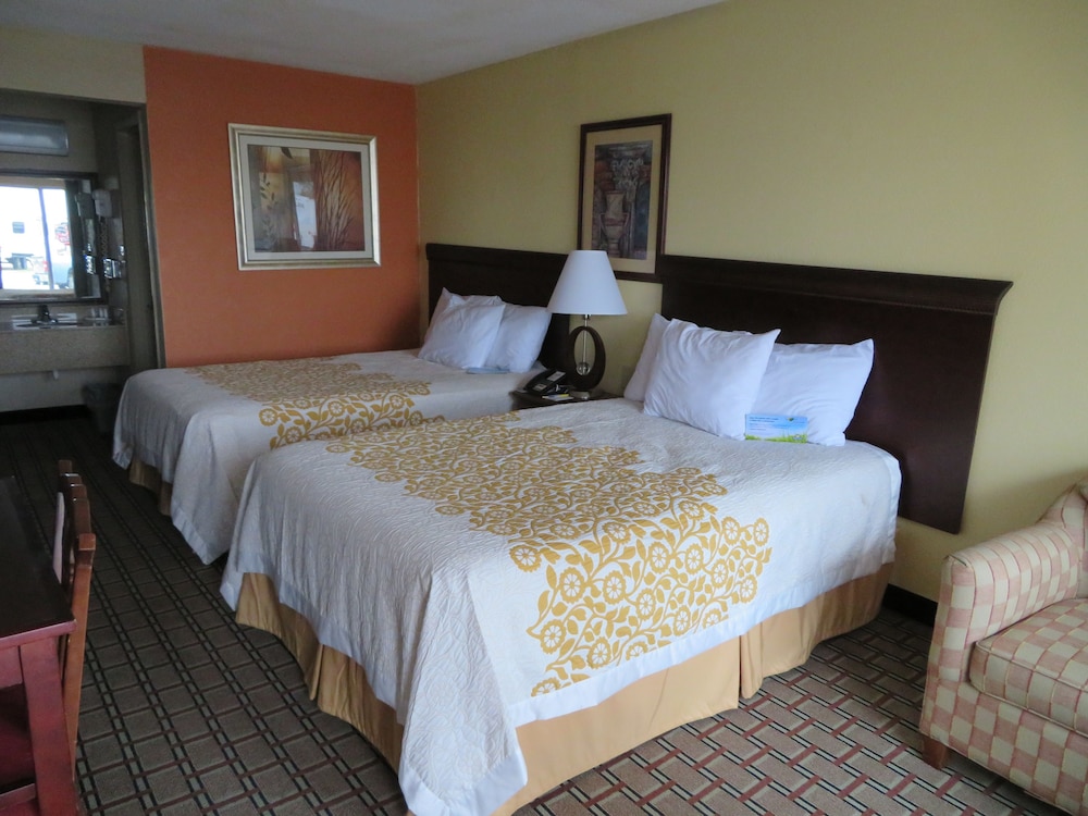 Basic Double Room, Multiple Beds photo 2