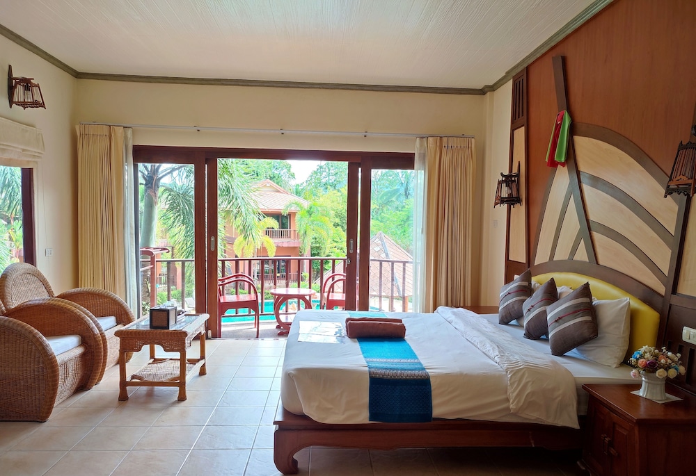 Deluxe Room, Balcony, Pool View photo 2