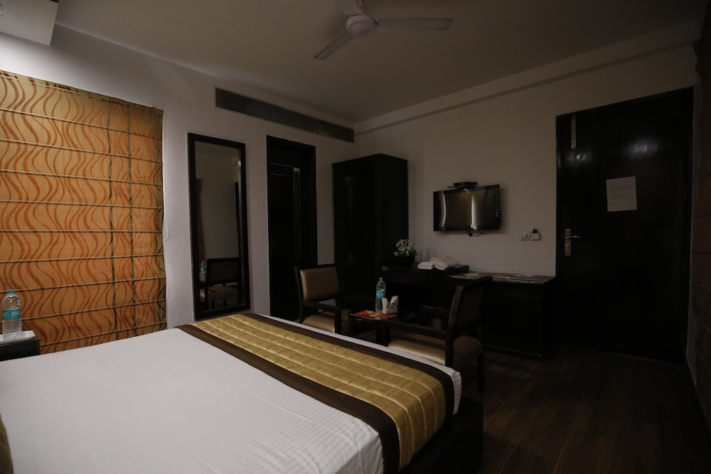 Premium Room, 1 King Bed - Photo 11