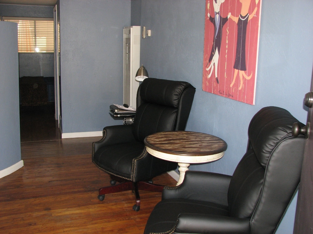 City Studio Suite, 1 Queen Bed, Kitchenette, Ground Floor photo 3