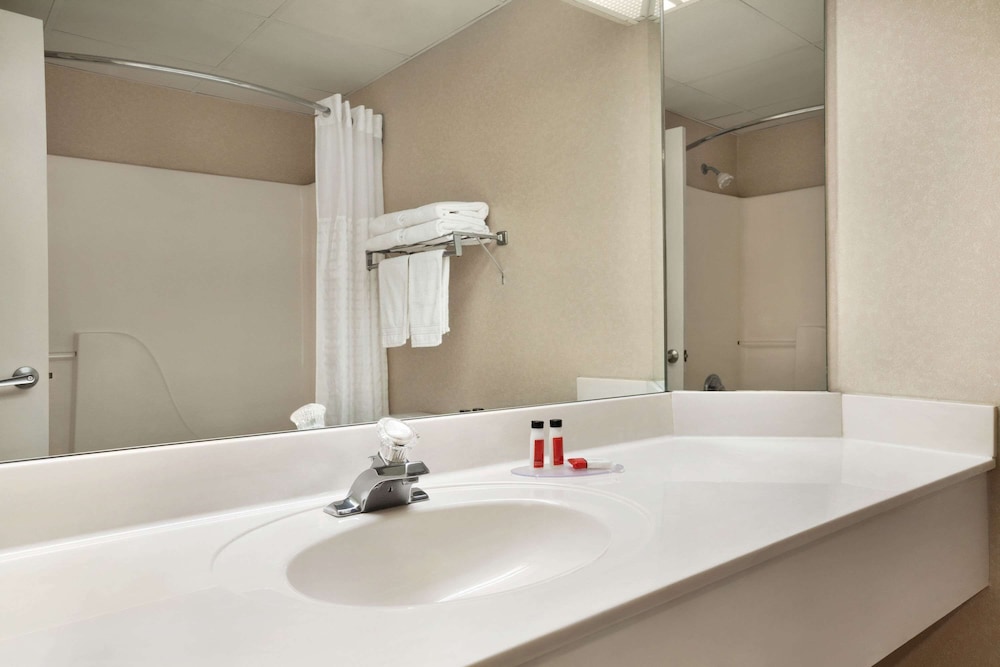 Deluxe Room, 1 King Bed, Non Smoking, Jetted Tub - Photo 4