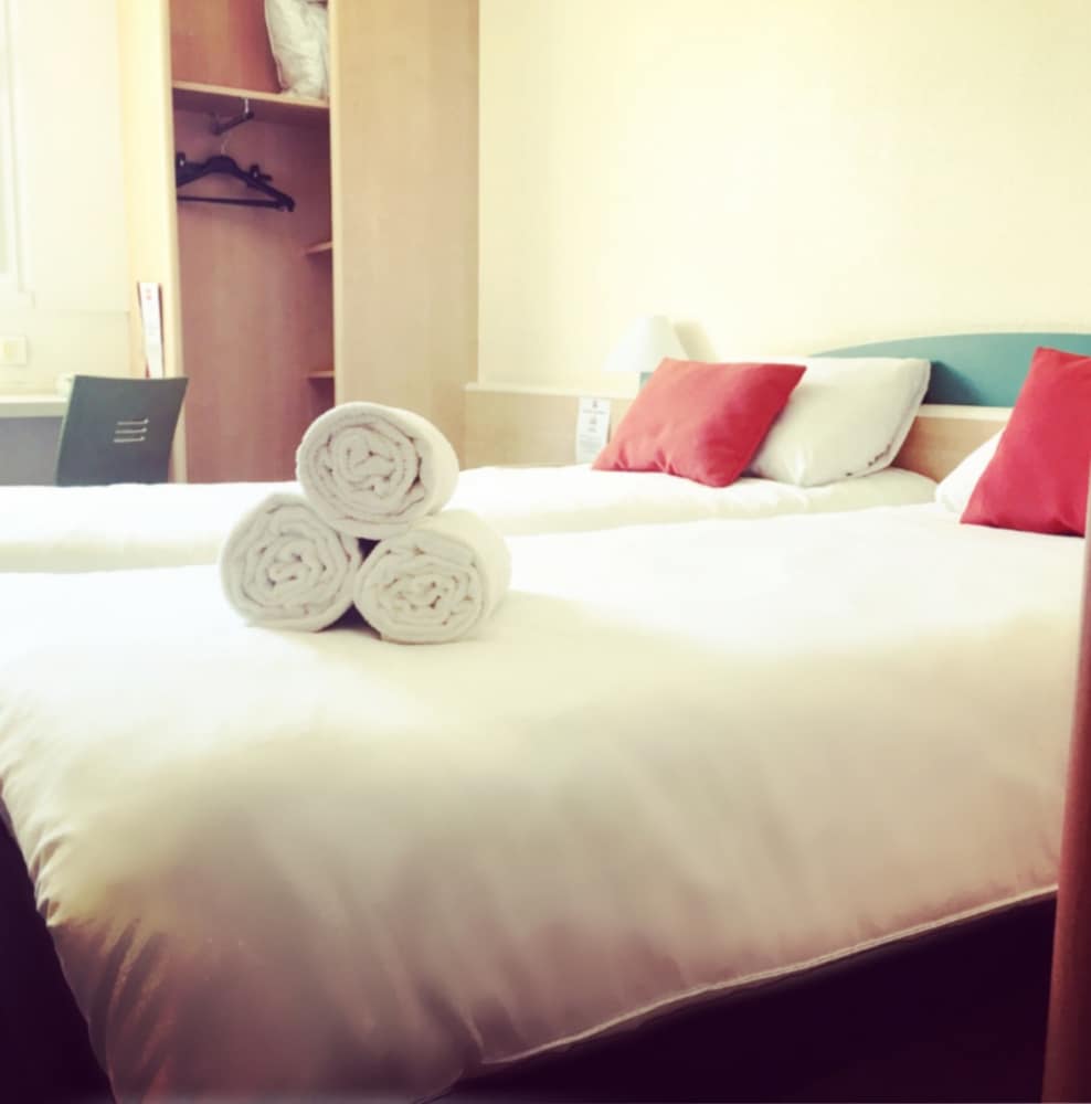 Room, 2 Twin Beds - Photo 3