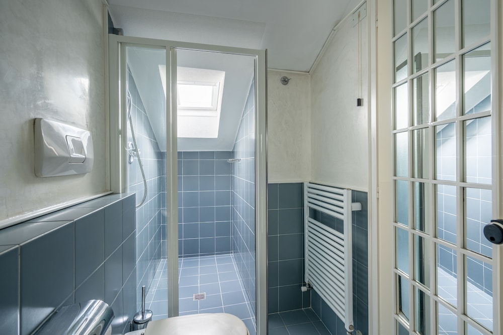Standard Double or Twin Room - Photo 6