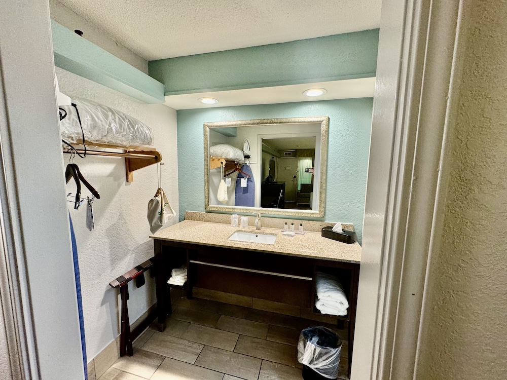 Suite, Non Smoking (1 King and 2 Double Beds) - Photo 4
