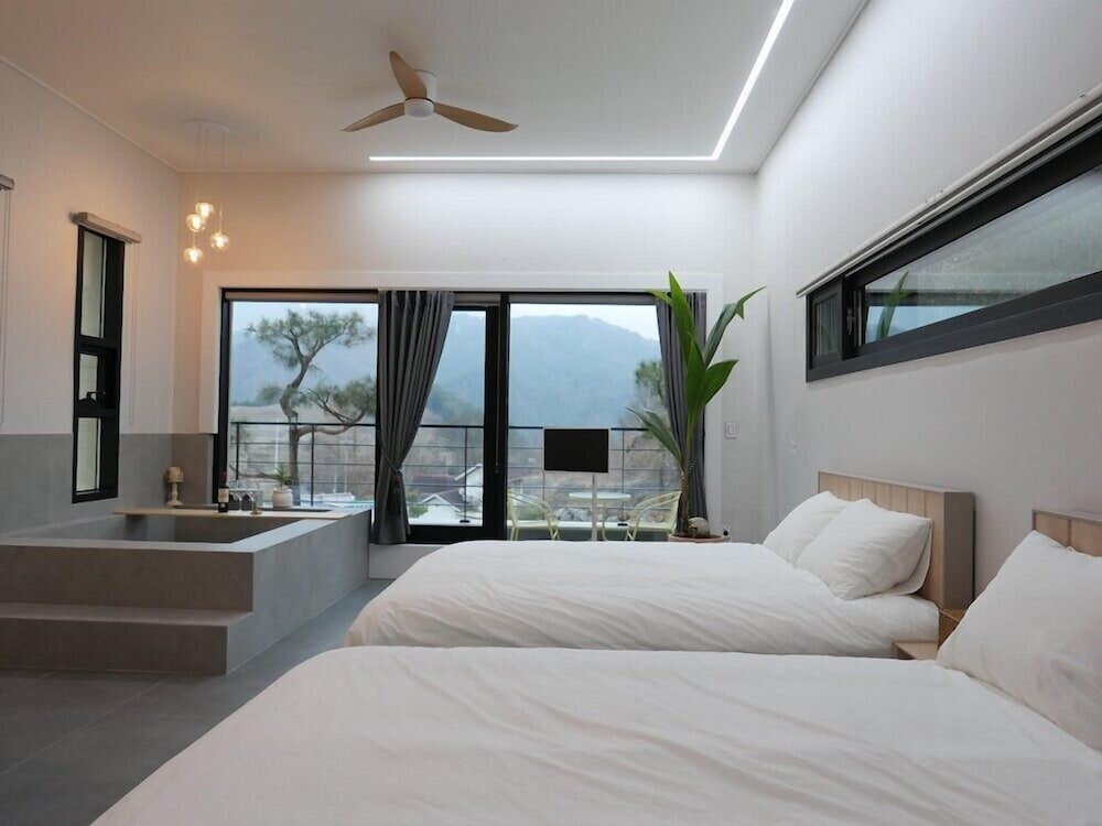 Room (101) photo 1