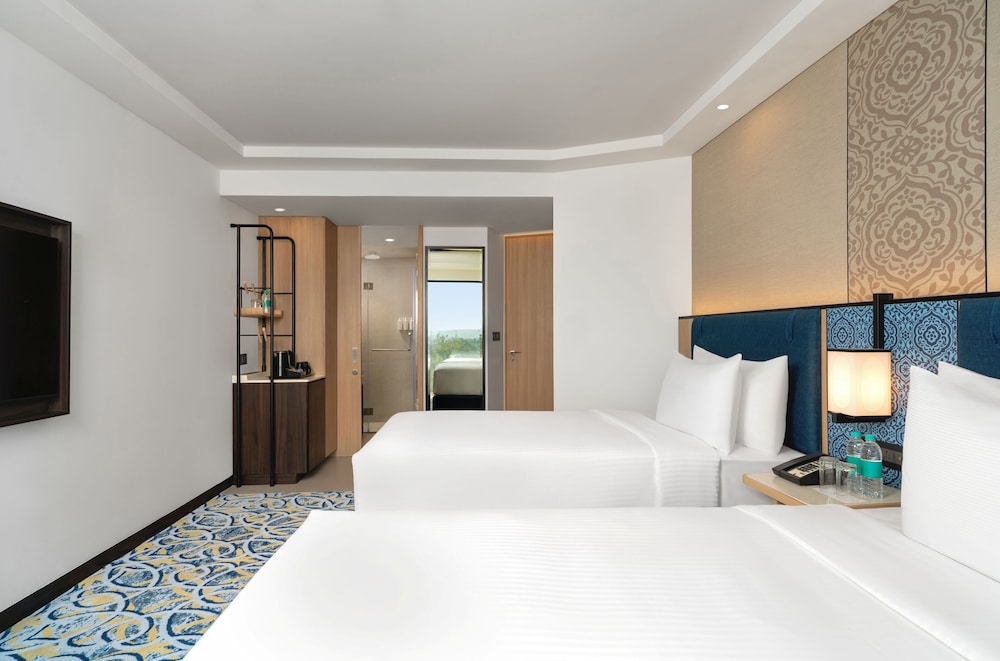 Deluxe Room, 2 Twin Beds (Runway View)