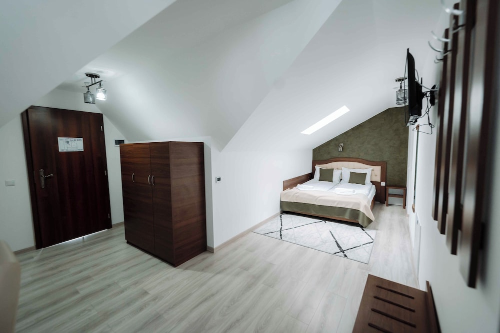 Room, 2 Queen Beds, Balcony, Mountain View photo 1