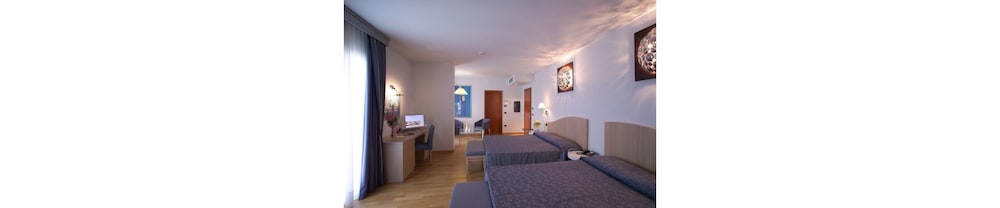 Suite, 2 Queen Beds photo 2