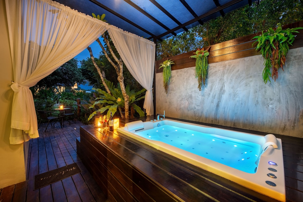 Honeymoon Suite - Photo 6