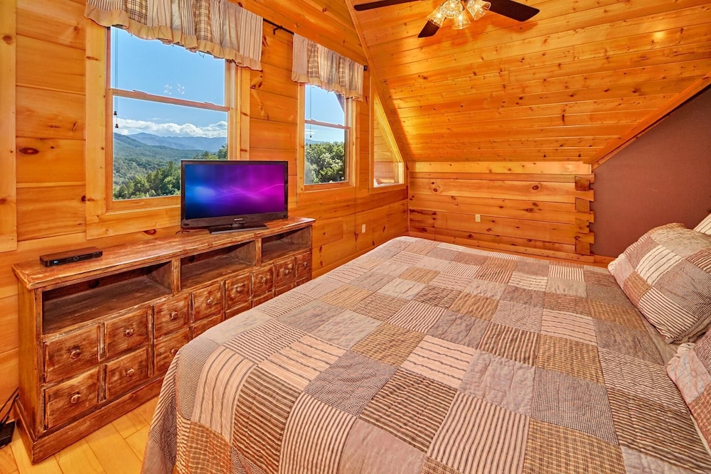 House, Multiple Beds (A Grand View Lodge #540)