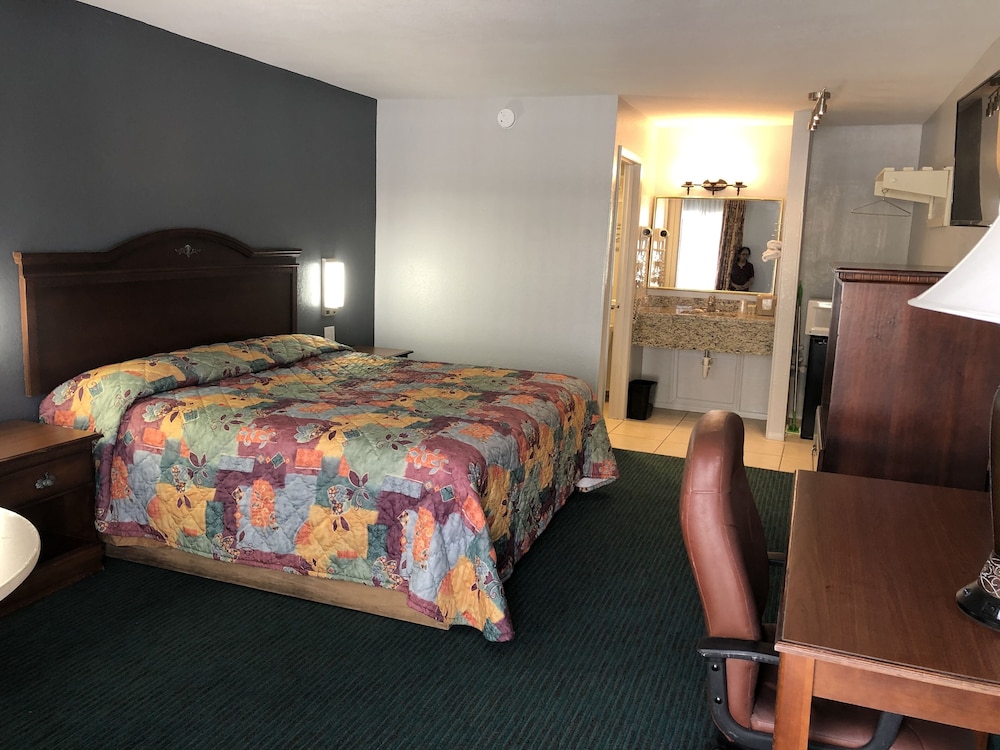 Standard Room, 1 King Bed, Smoking photo 3