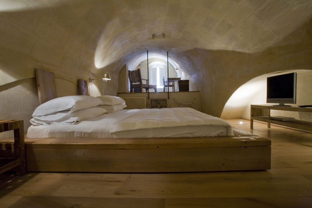 Suite (1004) - Photo 2