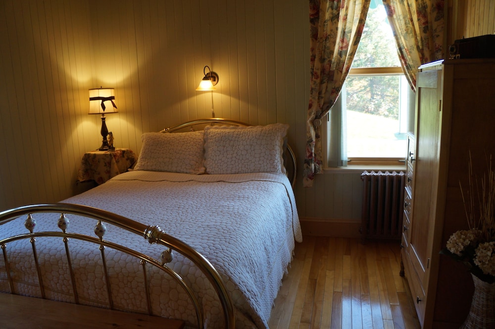 Classic Room, 1 Queen Bed (Du Curé)