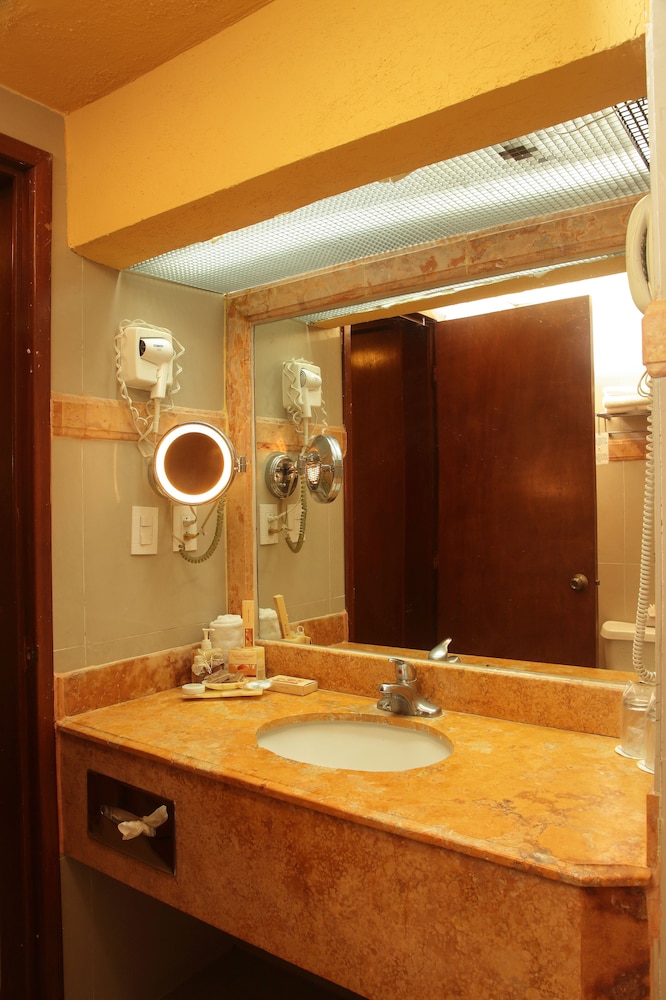 Master Suite, 2 Bedroom, Kitchenette, Bathtub - Photo 11