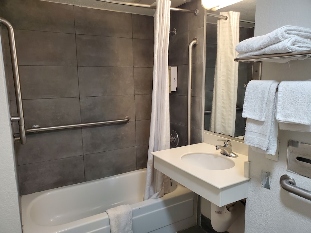 Room, 1 King Bed, Accessible, Non Smoking - Photo 2