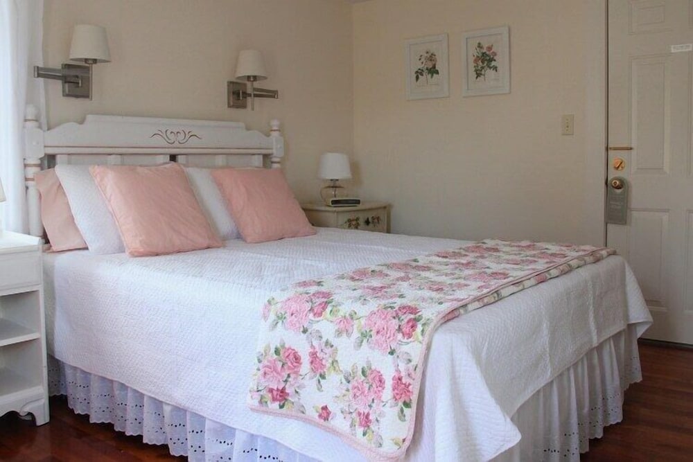 Queen Room with Private Deck: 203 photo 1