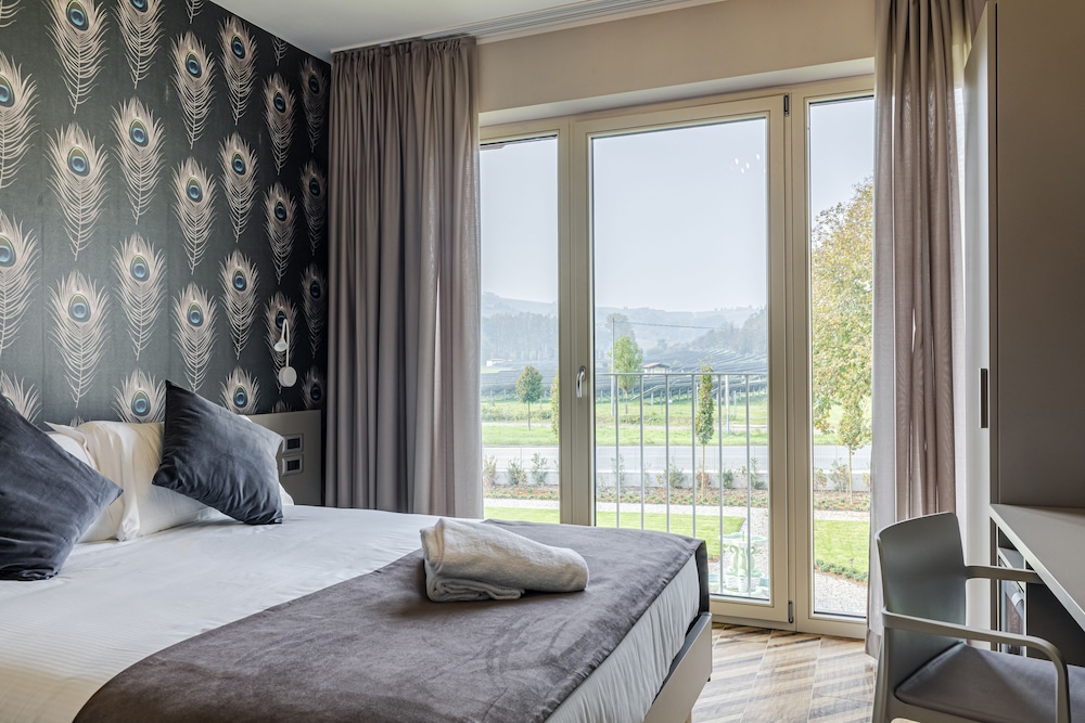 Deluxe Double Room, Hot Tub, Pool View