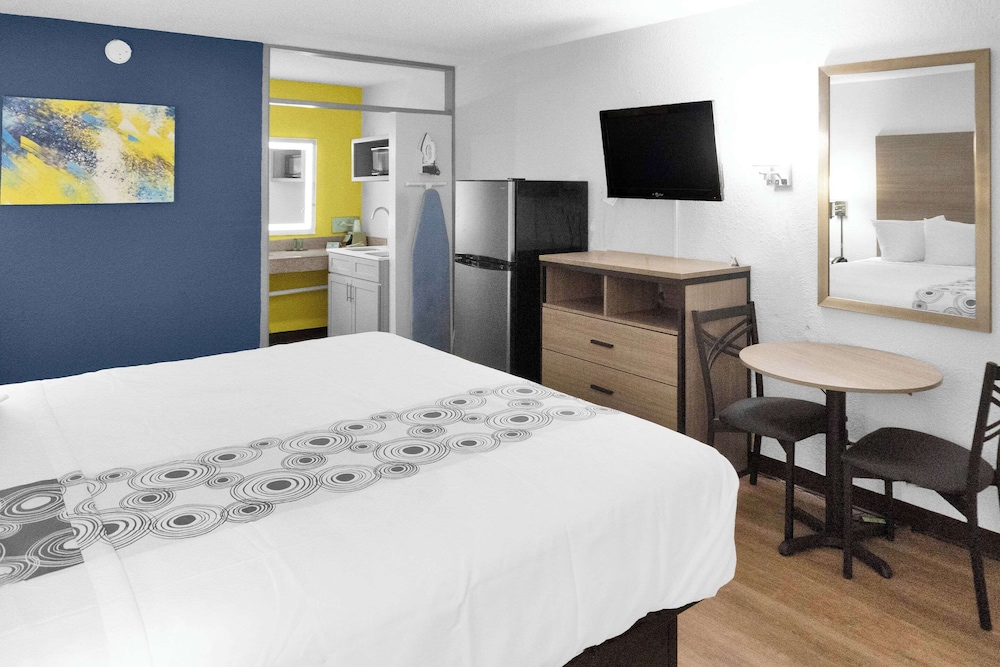 Suite, 1 King Bed, Non Smoking - Photo 6
