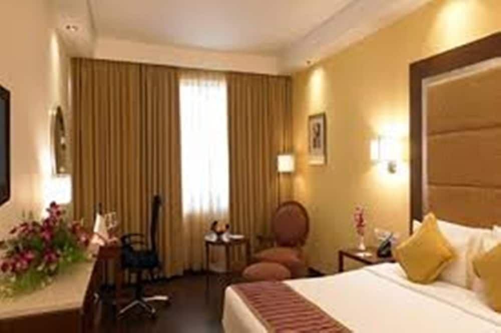 Deluxe King Room With Bath tub - Photo 5