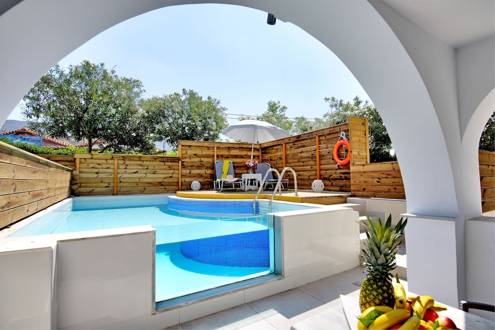 Double or Twin Room, Private Pool (Swim Up)