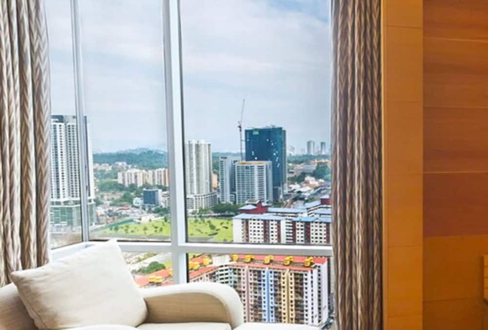 Deluxe Room, 1 King Bed, City View