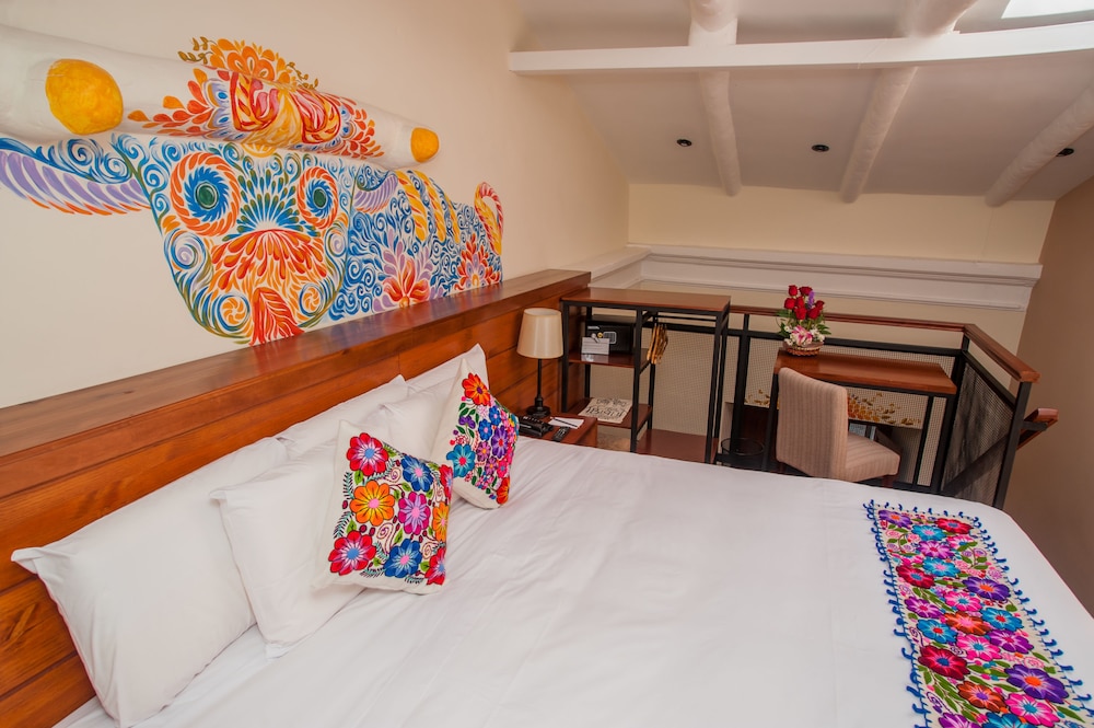 Deluxe Suite, 1 King Bed, City View photo 1