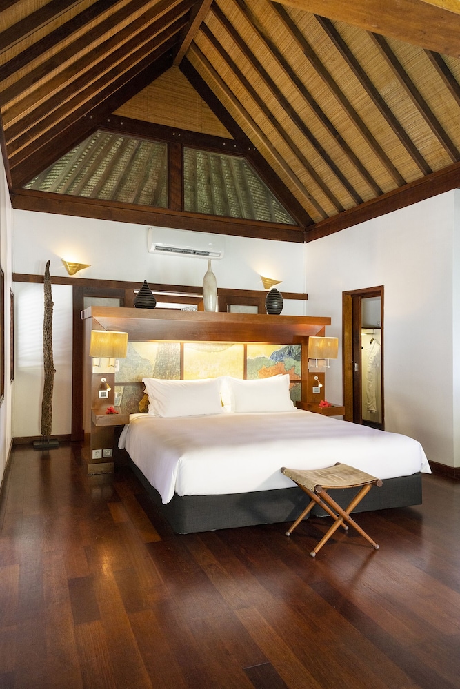 Luxury Bungalow, 1 King Bed, Beach View, Garden Area