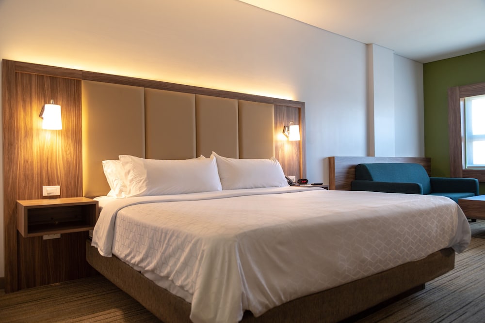 Standard Room, 1 King Bed (Walk-In Shower) - Photo 4