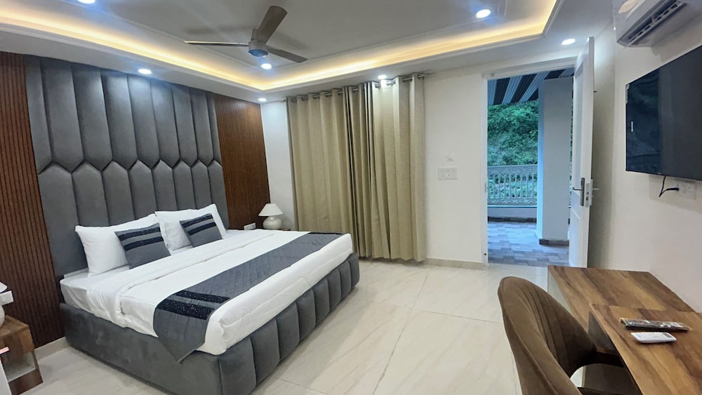 Superior Room, Hill View
